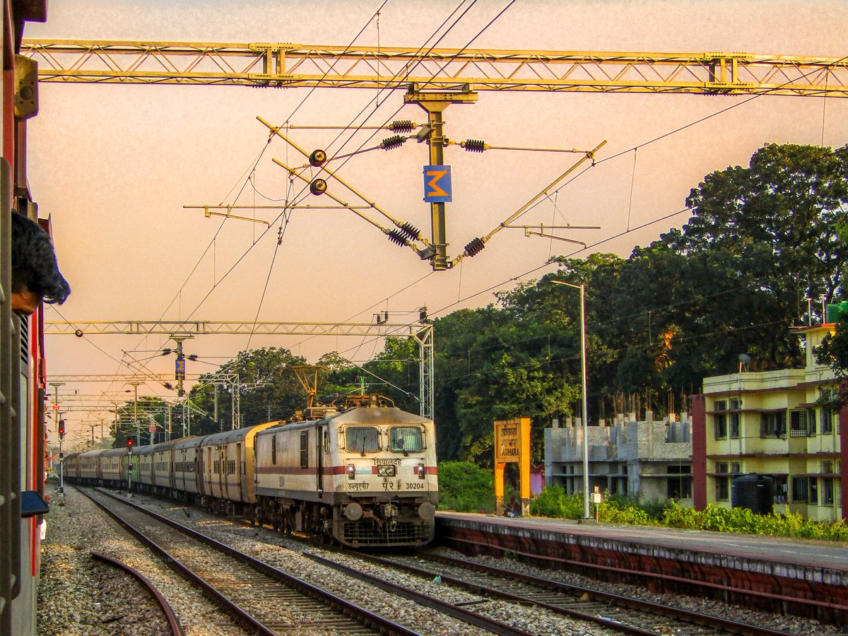 Aniket46_'s tweet photo. #ElectrifiedDooars !
Inframe - SDAH #WAP7 led #Alipurduar Jn - #Sealdah #KANCHANKANYA Exp arrives at #Hasimara !!
#NFRailEnthusiasts
@drm_apdj | @drm_kir | @RailNf | @Ananth_IRAS | @RailMinIndia
#Dooars #Trains #ElectricLoco #Electrification https://t.co/VTNO9s8S5w
