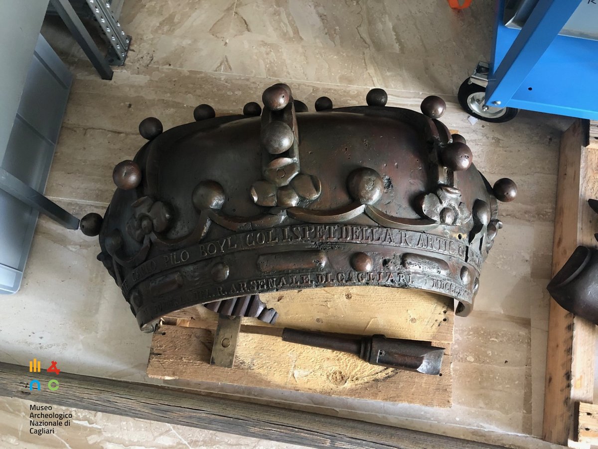 Proseguono i restauri della Porta Arsenale!🤗
Vi mostriamo alcuni dettagli del fregio in bronzo sulla sommità del portale.
Per poter intervenire sulla superficie del bronzo e per risanare il sistema delle staffe di aggancio è stato necessario smontare il fregio, pezzo per pezzo.