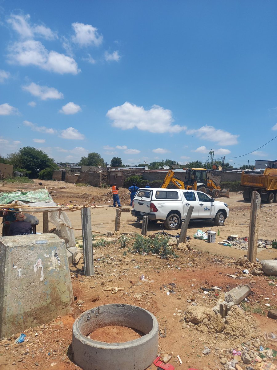 BenneyMk's tweet image. They are working on replacing the broken water pipe.