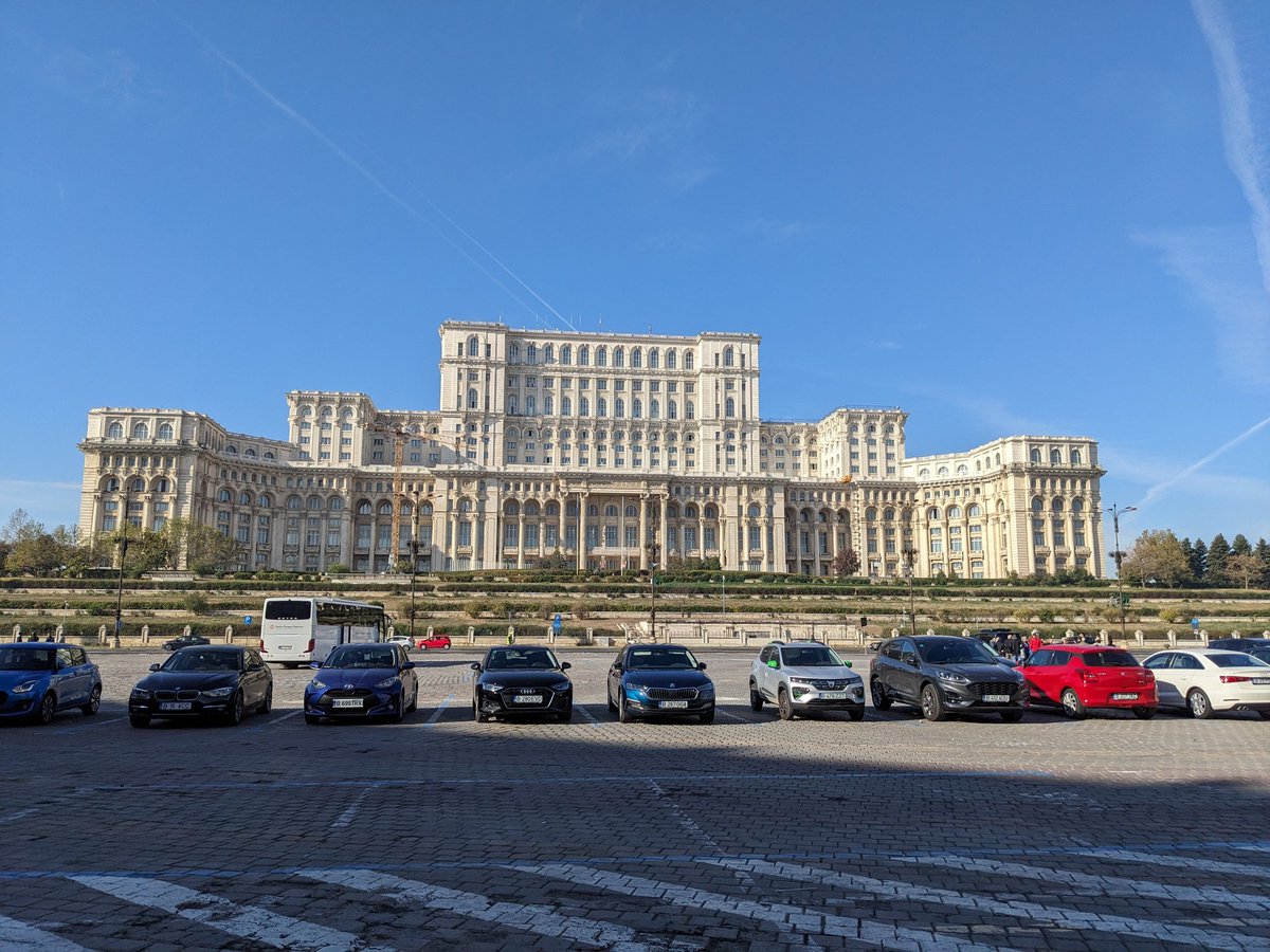 PrangerInfo's tweet photo. Amtliche Gebäude haben die hier schon. #bukaresti https://t.co/hyKpqfCqeM