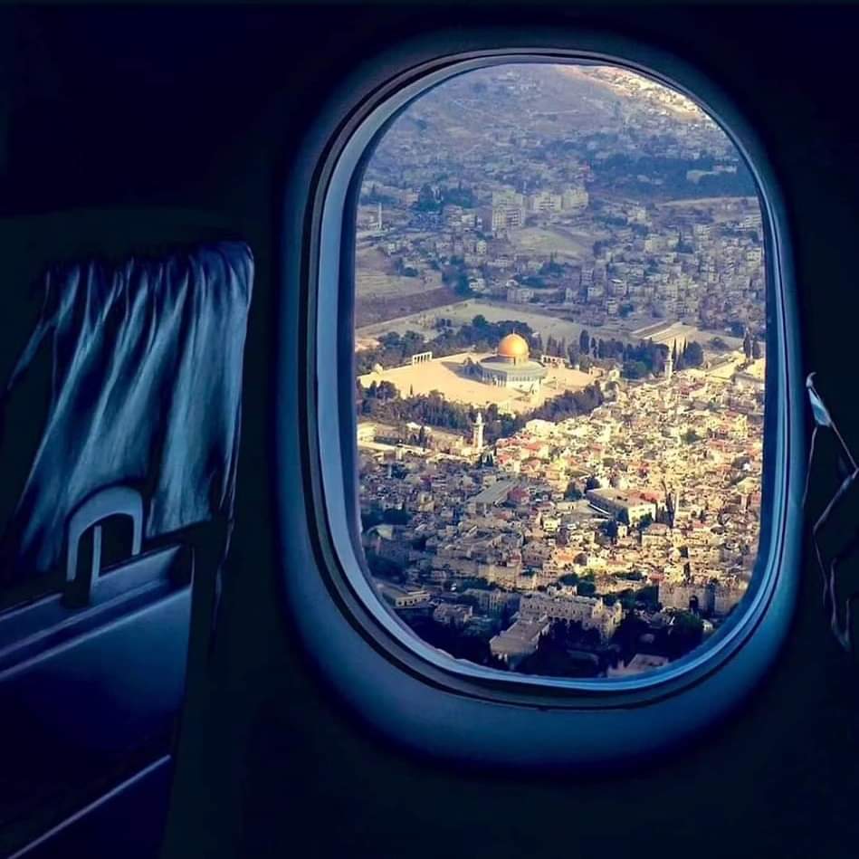 ما زال في العين طيفُ القدس يجمعنا 
لا الحلم مات ولا الأحزان تنسينا 💔
#القدس_لنا