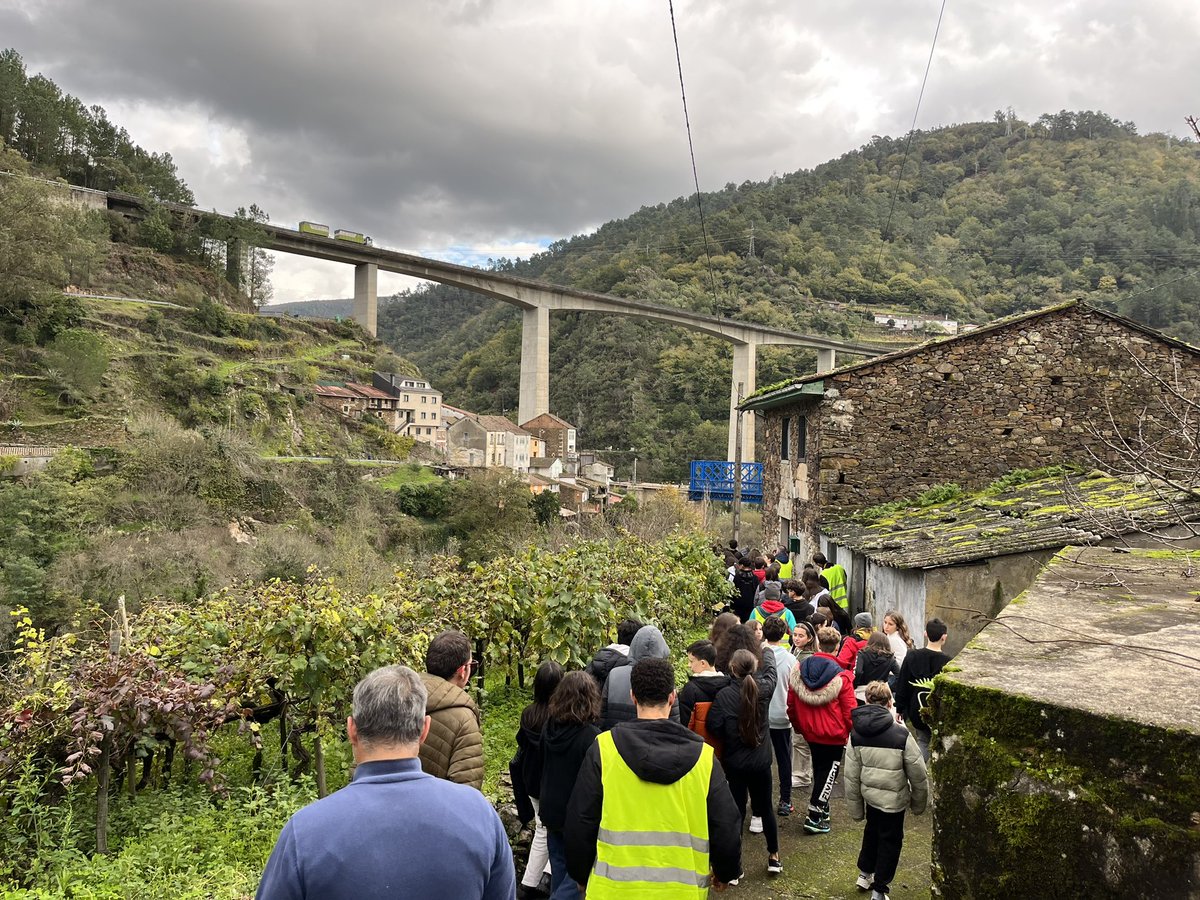 cienciaocruce's tweet image. Yesterday was a day of excursion to discover the awesome town of Os Peares and see the confluence of the three rivers: Miño, Sil and Bubal #digitalweek 🚶 🌳
