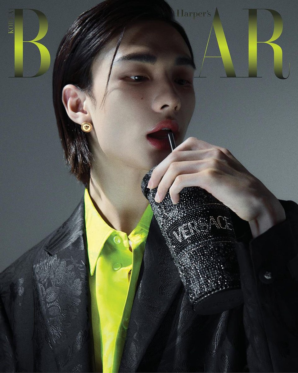 hwangsamericano's tweet photo. HYUNJIN FOR HARPERS BAZAAR KOREA 2023 DECEMBER ISSUE 

#HYUNJINxVERSACE #VersaceHoliday #Hyunjin @Versace @Stray_Kids https://t.co/HOOLOLyWcq