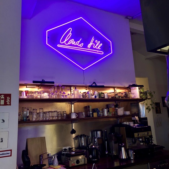 Im <a href="/cloudshillmusic/">Clouds Hill</a> Studio in Hamburg haben wir die neue #allesgesagt Folge mit Wolf Biermann live aufgenommen. Interviewt haben <a href="/ChristophAmend/">Christoph Amend</a> und <a href="/jochenjochen/">Jochen Wegner</a>. Die neueste Folge des Podcasts von <a href="/zeitonline/">DIE ZEIT</a> und <a href="/ZEITmagazin/">ZEITmagazin</a> gibt's ab heute überall dort, wo es #podcasts gibt!