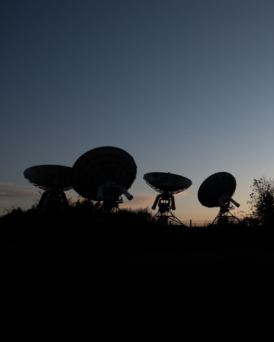 A signal of the golden hour! 📡🤩 In November 1967, Cambridge PhD student Jocelyn Bell made one of the most important discoveries of the 20th century, here at the Mullard Radio Astronomy Observatory. Jocelyn discovered pulsars – very small dense stars that send out radio waves.…