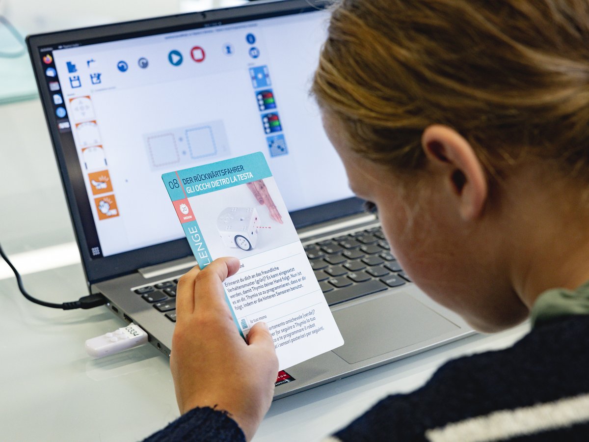 init7's tweet image. Mädchen-Technik-los! 🦾 🙌🏼
Sechs Mädchen tauchten am #Zukunftstag in die Welt der Technik ein. Experimentieren &amp;amp; programmieren mit Thymio Robotern 🤖 inklusive Besuch im Datacenter Win7 👀.
#Experimentieren 🤓, #Programmieren 👩🏻‍💻 und #Pizzaplausch 🍕am #Zukunftstag bei Init7!
