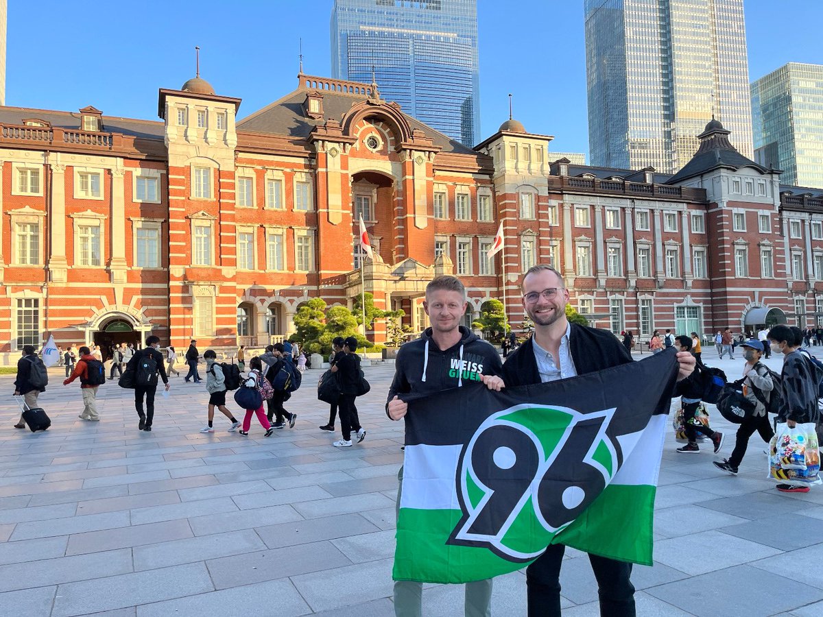 96Akademie's tweet photo. Die 🇯🇵-Reise geht weiter! ✈️
Arne #Kübek und Roland #Rasch befinden sich jetzt in Mito bei @hollyhock_staff und haben bereits einige Kids-Trainingscamps durchgeführt! 💪🏻
#96Akademie #H96 #NiemalsAllein
⚫️⚪️💚 https://t.co/pwxY5d5DOd