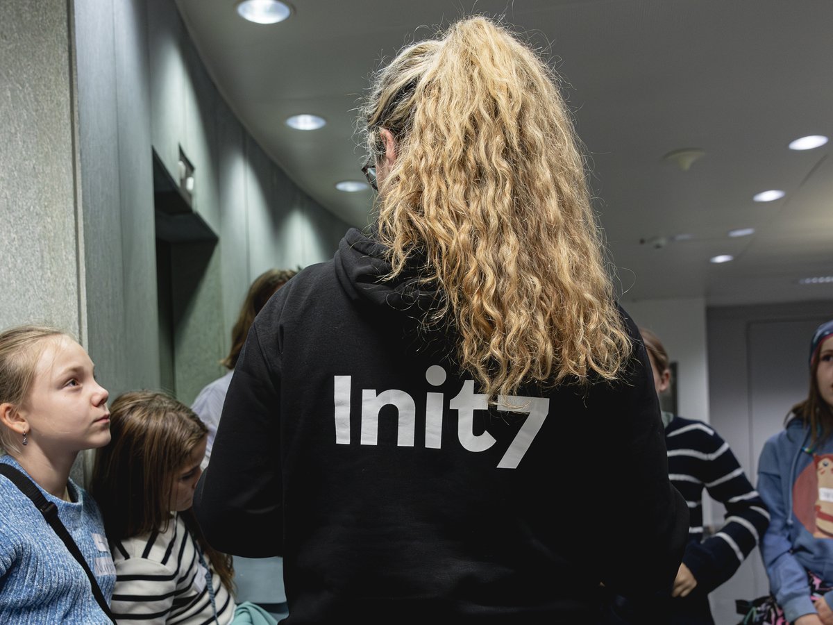 init7's tweet image. Mädchen-Technik-los! 🦾 🙌🏼
Sechs Mädchen tauchten am #Zukunftstag in die Welt der Technik ein. Experimentieren &amp;amp; programmieren mit Thymio Robotern 🤖 inklusive Besuch im Datacenter Win7 👀.
#Experimentieren 🤓, #Programmieren 👩🏻‍💻 und #Pizzaplausch 🍕am #Zukunftstag bei Init7!