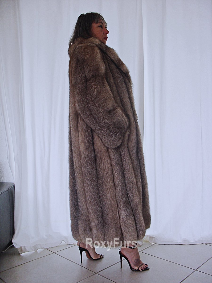 roxyfurs's tweet photo. Long vintage Crystal Fox fur coat https://t.co/YnapnFEm0U