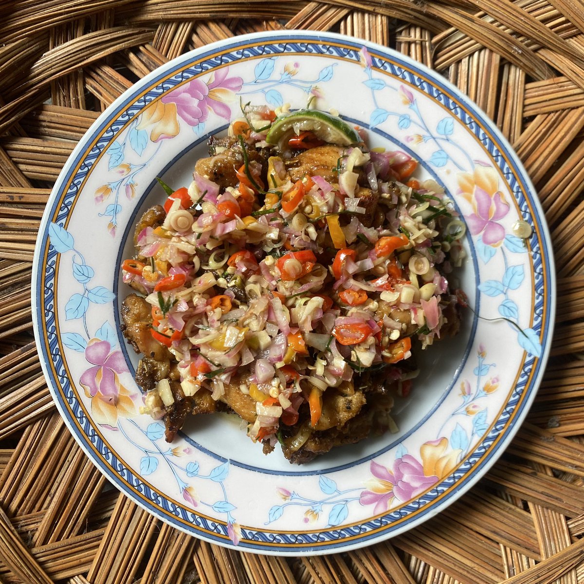wnisekai's tweet photo. ☆ミ la marine chicken sambal matah
 
cuma ayam dimarinasi + sambal matah yg gurih &amp; seger bikin nafsu makan meningkat 🥹☝️ wajib recook, dijamin gak nyesel!

resep aku drop di bawah ⬇️ https://t.co/pZs3LPjCvr