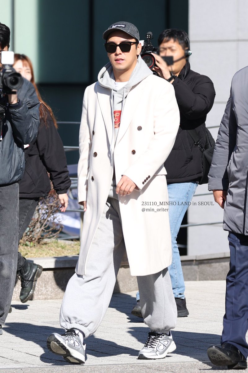min_oriter's tweet photo. 20231110_호시절;민호랜드 서울 출근

나두 코트안에 후드 입어봐야징💓
@HOENT_official 

#장민호 #장민호콘서트 #민호랜드 https://t.co/UE2SUioxis