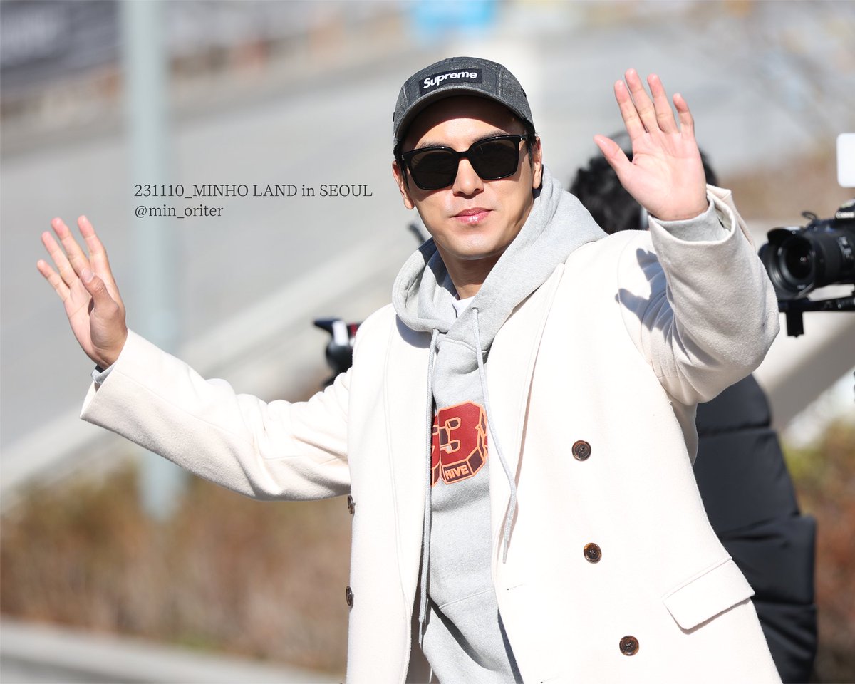min_oriter's tweet photo. 20231110_호시절;민호랜드 서울 출근

나두 코트안에 후드 입어봐야징💓
@HOENT_official 

#장민호 #장민호콘서트 #민호랜드 https://t.co/UE2SUioxis