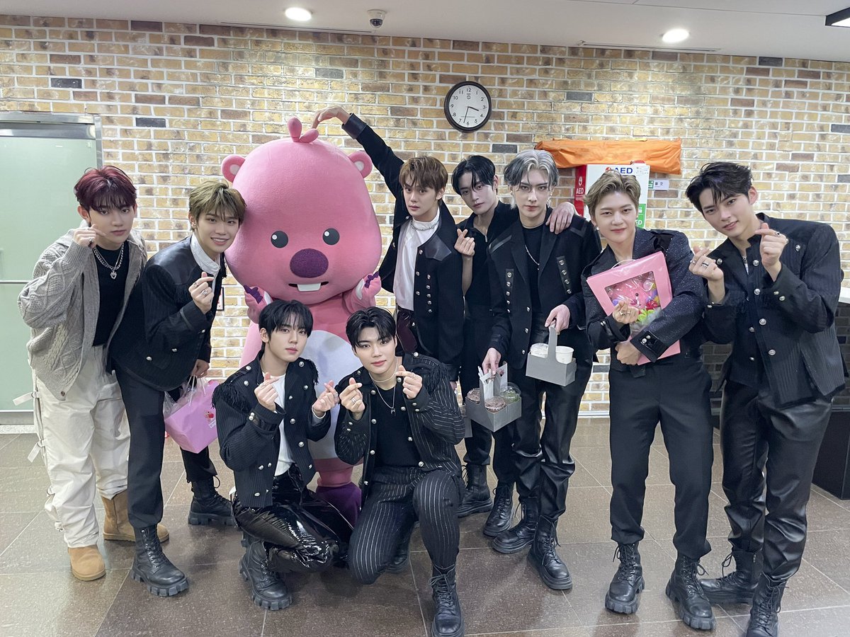 _𝗭𝗘𝗥𝗢𝗙𝗢𝗖𝗨𝗦

뮤직뱅크에 나타난 제로즈만을 지킬 9명의 기사들🛡️
앞으로도 제로베이스원만 믿고 계속 따라오기🫶

#ZEROBASEONE #ZB1
#제로베이스원 
#MELTINGPOINT #CRUSH #가시
#ZEROBASEONE_CRUSH