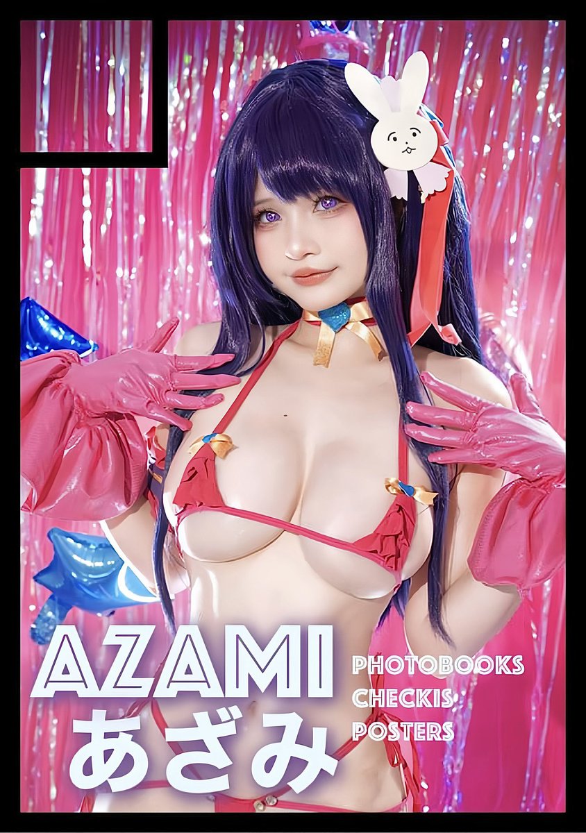 紫髪長髪Azamiが赤マイクロビキニで巨乳を押し上げ、ピンクグローブで誘惑ポーズを決めピンク背景で甘い欲情を呼び起こす (Fate/Grand Order - Scathach (cheerleader micro bikini variant) のコスプレ)。