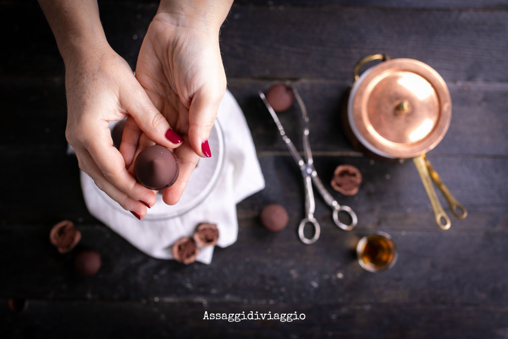 Assaggidiviaggi's tweet photo. Ora che le temperature si sono abbassate, torna nelle nostre ricette la #cioccolata.
Abbiamo preparato i #cuneesi al rum.
Due gusci di #meringa racchiudono una golosa crema al #rum. Il tutto poi è ricoperto di cioccolato. 😋
La ricetta la trovate qui:
https://t.co/4jpxqj6LpW https://t.co/Y9hIVJAtPS