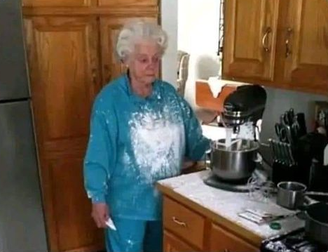 Flantasma1's tweet photo. Yo tratando de hacer una receta que vi en internet: https://t.co/3YGFsnJKyX