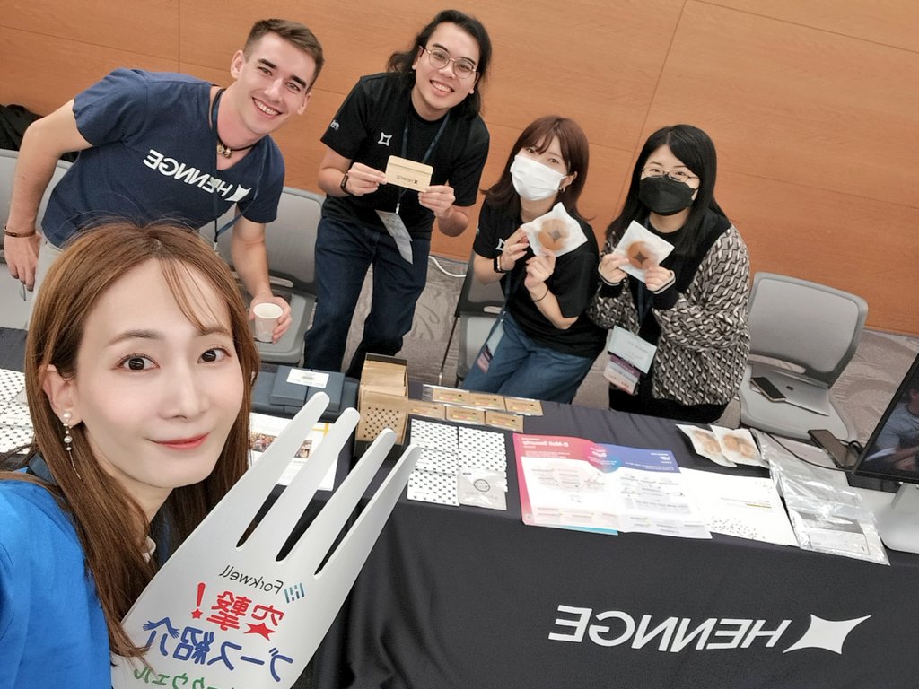 atsuha_chan's tweet photo. 先日開催された #pyconapac2023 にてHENNGE株式会社さん(@henngepr)のブースに伺いました🌈
「安全性」と「利便性」の両面を支えるクラウドセキュリティサービス「HENNGE One」を提供しています👀
Pyconには採用広報、Pythonエンジニアへの認知拡大をめざして参加💪
外国籍のエンジニア採用に成功していて、ブースもグローバルな雰囲気🌐
しかし!日本生まれのIT企業🇯🇵
ノベルティのどらやきや和紅茶が素敵なギャップを生み出していました✨
#フォークウェル
#pyconjp #pyconapac