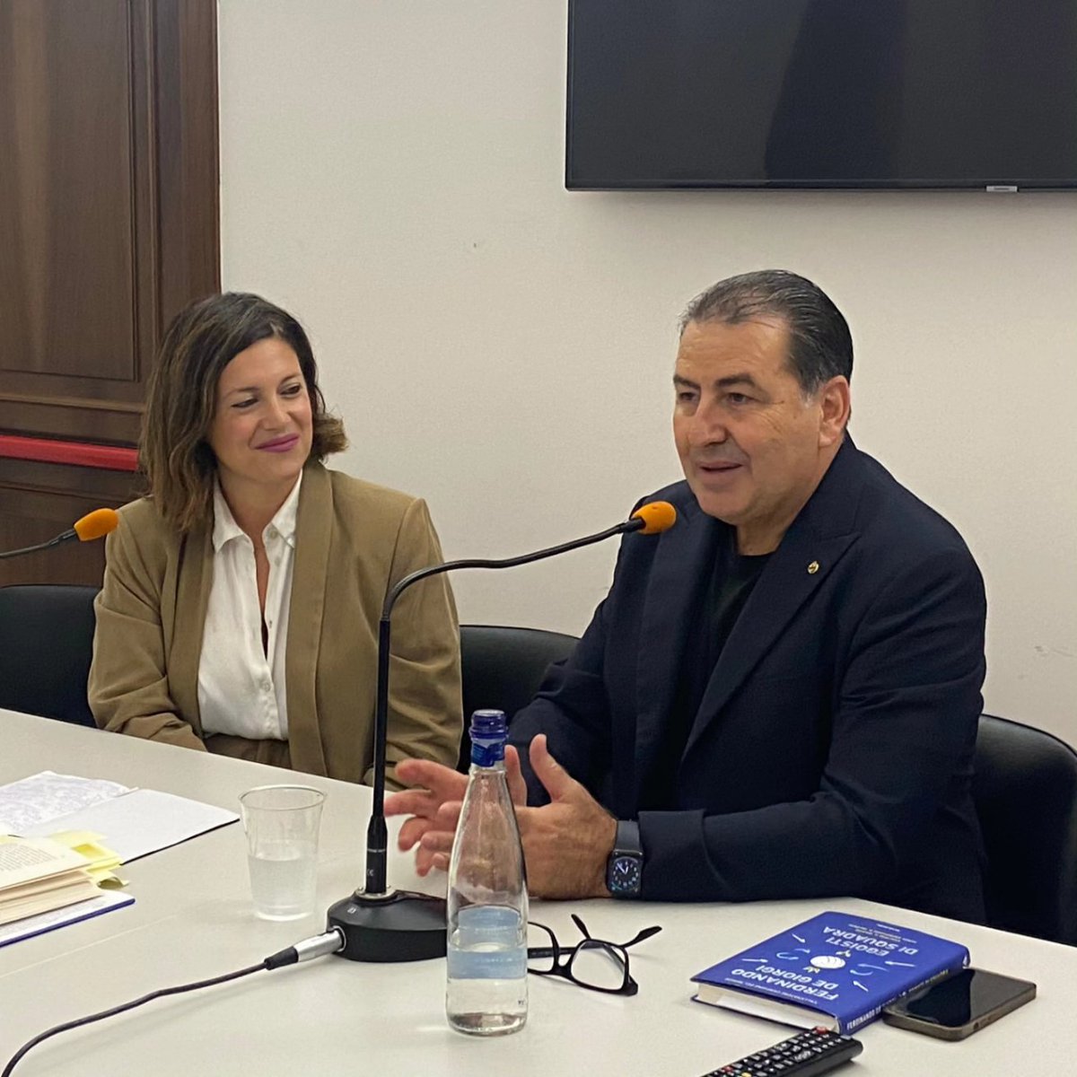 📷 Ferdinando De Giorgi durante la presentazione del suo libro"Egoisti di squadra"intervistato da @manuelalenoci
📖
👉 Evento organizzato grazie al finanziamento del <a href="/Centro_libro/">Centro per il libro e la lettura</a>, in collaborazione con <a href="/PallavoloUISP80/">PallavoloUISP80</a>
_
_
#plebiscitodilibri2023 #presentazioni #Putignano #puglia