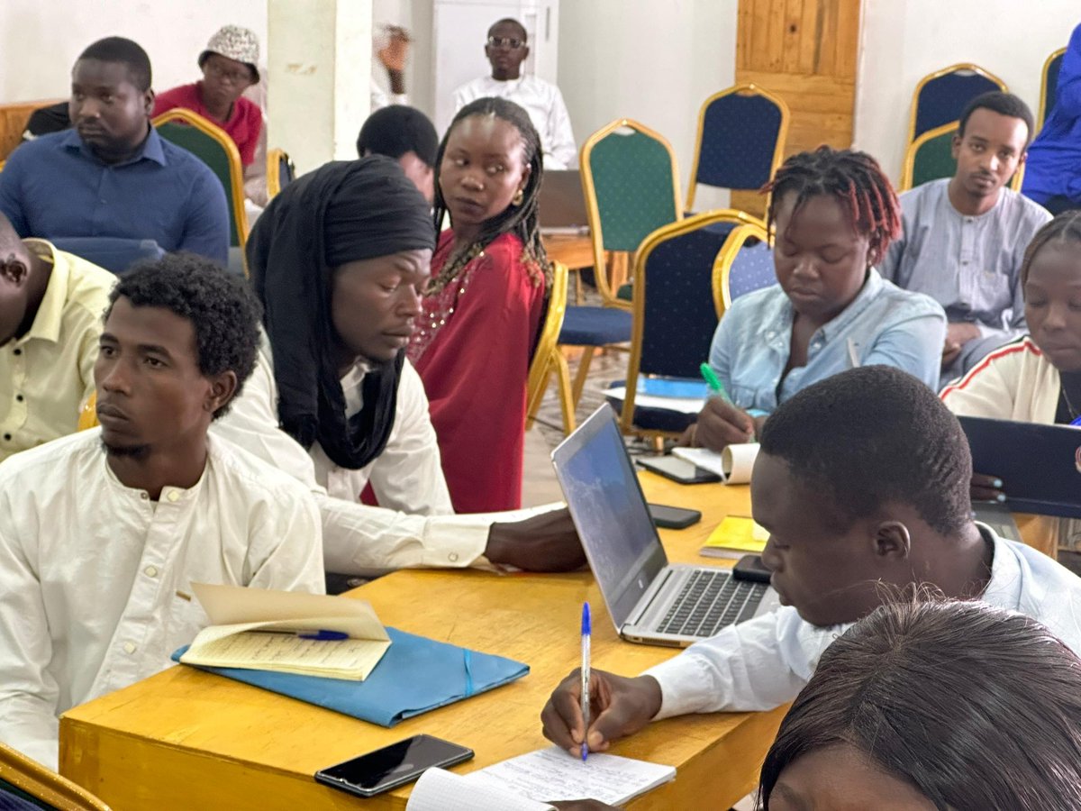 blogueurstd's tweet photo. Sakayo @ToadoumSari introduit avec les participants au #Blogcamp235 l'univers de l'intelligence artificielle; les plateformes populaires. https://t.co/sq5LCczgYQ