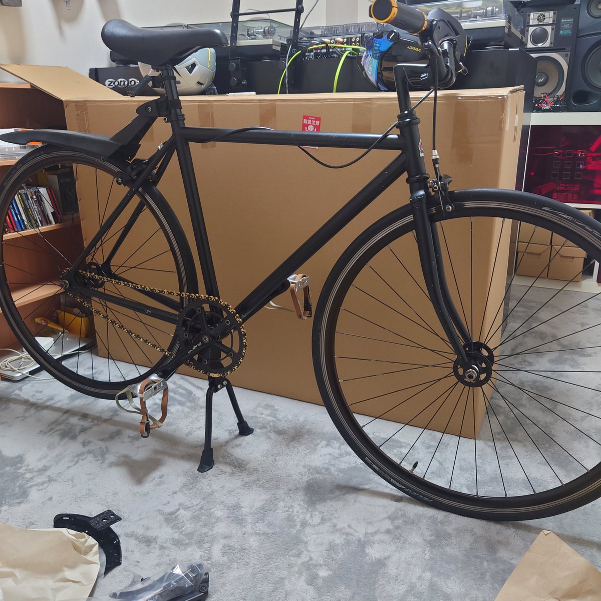 hondash's tweet image. カスタムベース車としてたぶん世界一の人気を誇るFUJI Feather(年式不詳)を格安購入。
ペダルとチェーンがなかったんで滅茶苦茶安かった。
欠品部分を補いました。
シティサイクル化カスタムする予定なんで、おすすめのパーツとか教えてください！
#fujifeather #fixie #fixedbike