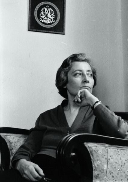 Merkez Efendi Câmii’nde cuma vaazı veriliyordu. Hoparlörle sesi dışarı vermişler. Şunu dinleyeyim dedim, ne var, ne söylüyor adamcağız. Dinledim. Aaa öldükten sonra kemikler birbiriyle nasıl vedalaşırmış. Adam nerede, biz nerede? Canım bırak, şimdi onlar nasıl vedâlaşırsa