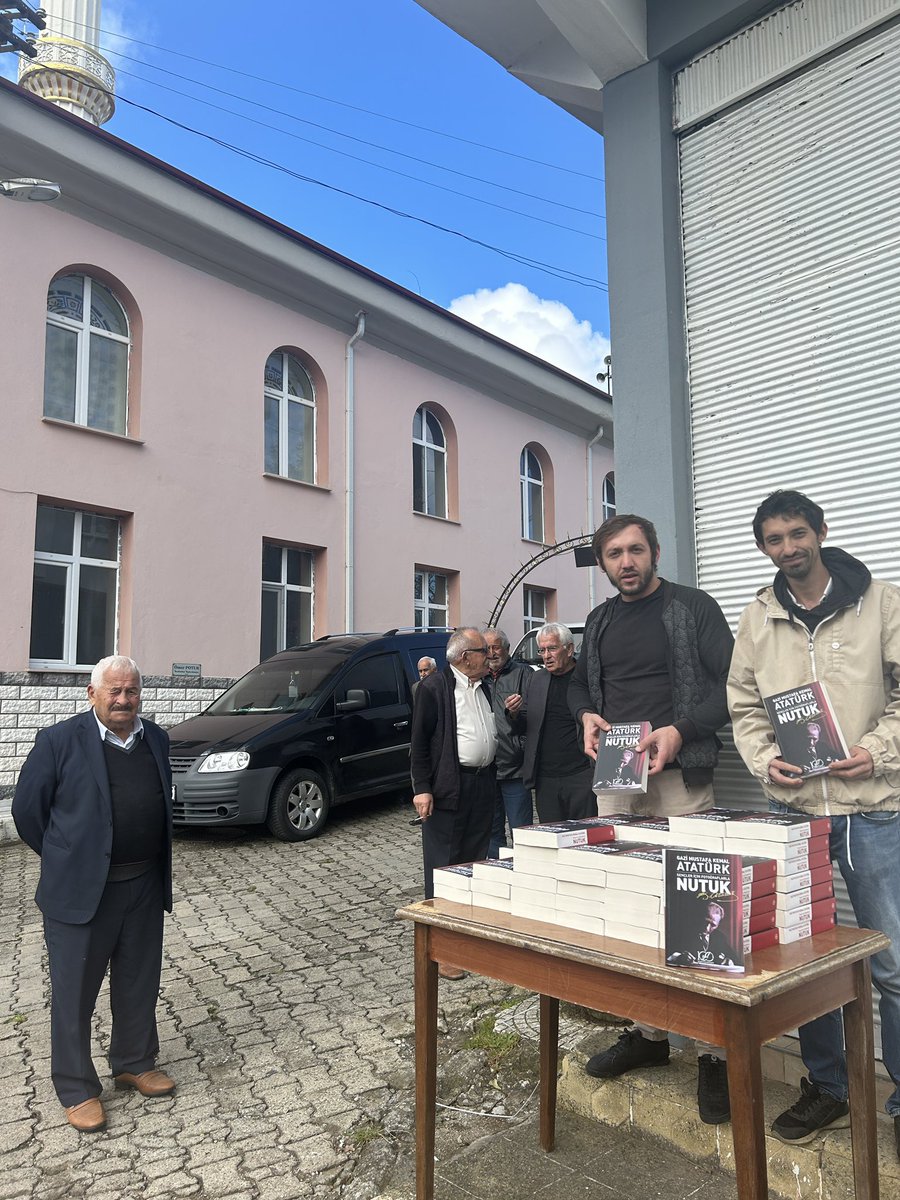 lordsinov's tweet photo. Giresun'un Piraziz ilçesinin Şeyhli mahallesinde cuma namazı çıkışında Atatürk anıldı, Kuran okundu ve cemaate Nutuk dağıtıldı. https://t.co/zRp3h1QO0W