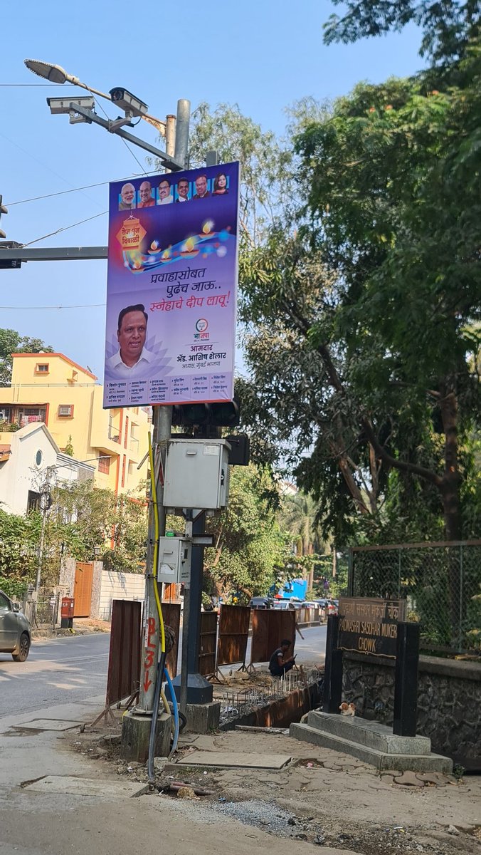 adit110's tweet photo. How is one supposed to see the signal...
Loc: Sacred Heart school signal. SV Road towards subway. https://t.co/EEQGGlEwOJ