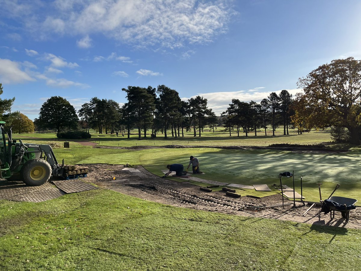 Hands and knees job finishing off the 15th green extension.  
Feels good to be getting this back together in the sunshine <a href="/MoortownGC/">𝐌𝐎𝐎𝐑𝐓𝐎𝐖𝐍 𝐆𝐎𝐋𝐅 𝐂𝐋𝐔B ⛳️</a>