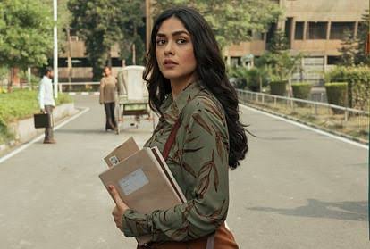 BorntobeAshwani's tweet photo. #PippaReview
A Brilliant Story, Executed Very Poorly. 👎
This #Pippp drowned because of Bad VFX, Caricaturish Situations/Emotions and Bad Casting.
Rating - ⭐⭐
#PippaOnPrime, is retelling of the Battle of Garibpur fought between #IndiaVsPakistan War on 1971. And, titled on India's amphibious war tank called the PT-76, which was popularly known as “Pippa,” akin to an empty Tin of Ghee that smoothly floats on water.
The film is based on the firsthand account penned in the book The #BurningChaffees by Brigadier Balram Singh Mehta.
Director #RajaMenon known for his #AkshayKumar starring #Airlift, tried to achieve a similar success with 1971 WAR story Pippa. Tho he writes a good story and screenplay ... But the execution failed miserably.... Because of Carricaturish portrayal of sitatuations and characters.
#IshaanKhatter, who played Real-life war hero Captain Balram Singh Mehta, tried hard to pull this strong role, but he simply mis-casted.
Same goes with #PriyanshuPainyuli, who played Major Ram, but. Nothing looks like a Soldier.
#MrunalThakur and #SoniRazdan literally wasted in this project.
Just 2 scenes of Pippa, when it's swims in river gives you good feeling. WAR scenes got wasted. Bangladeshi's refugee scenes too not makes any emotional Impact. 😴
Feels like @RSVPMovies tried to release it asap on OTT, before #SamBahadur, because this movie too has #SamManekShaw reference.
#ARRahman's music brings thrill and joy in this otherwise Caricaturish Film.
Such a waste of a good story.