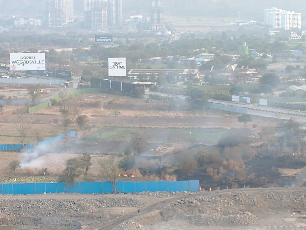 g24punehs's tweet photo. #DevilGreedyBuilders under motivation of #IneptBadGovernance actively contributing to screw whatever air was breathable in addition to other forms of #ExtremePollution at Hinjewadi Phase 1 Off Mann Road #RIPPune #DoomedMH #LeavePune #NeverInvestHere #VoteIneptCorruptOut #NOTA https://t.co/H5FxFNsAug