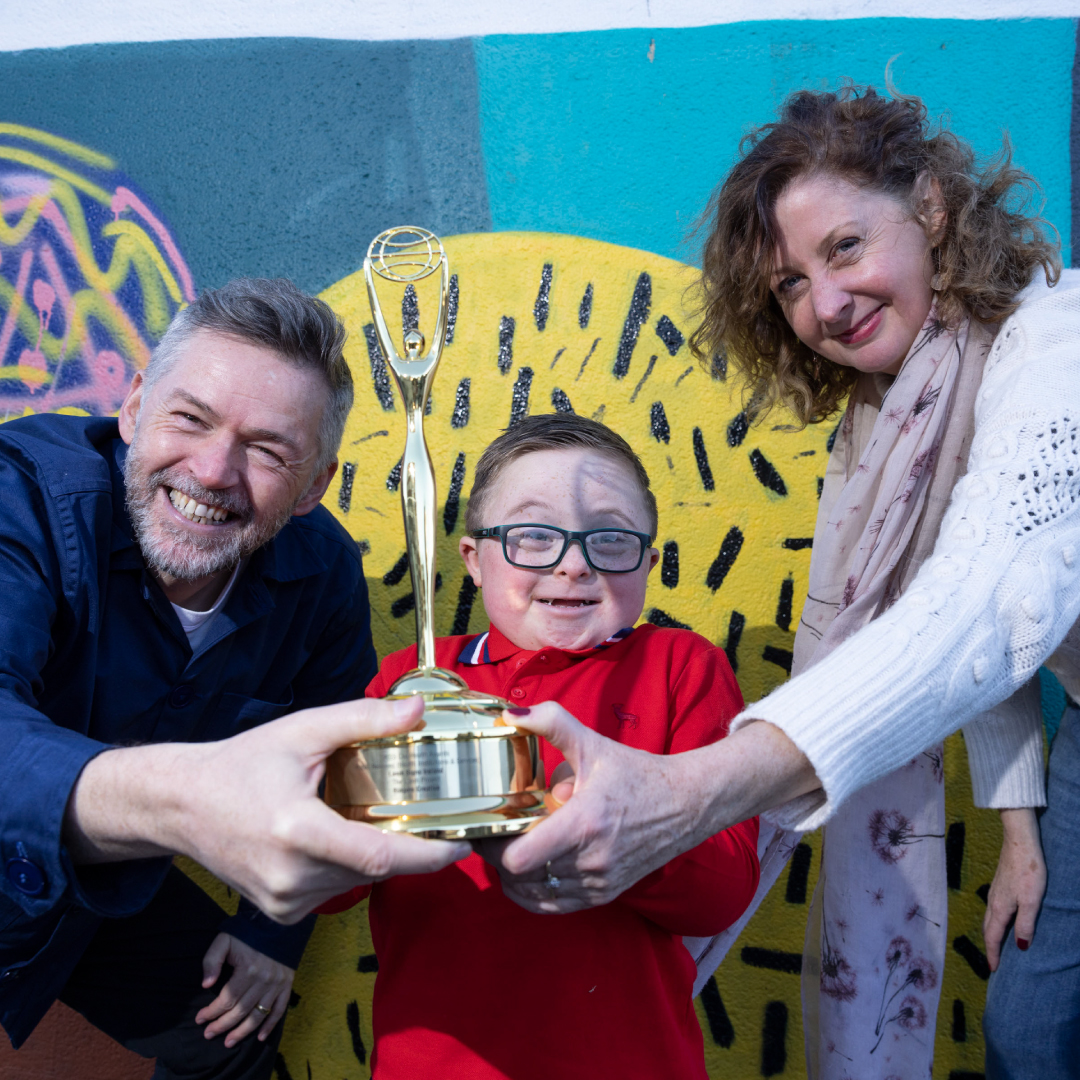 Irish children’s TV series ‘Dizzy Deliveries’, aimed at increasing inclusivity for children with intellectual disabilities, fought off competition from major streaming channels to win prestigious Clio Award. The first Irish production to include @Lamhsign irishtimes.com/ireland/2023/1…