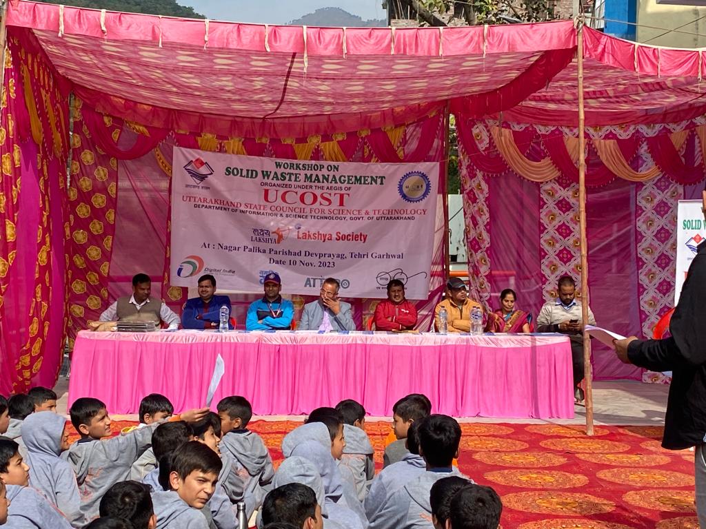 आज दिनांक 10.11.2023 को Uttarakhand State Council For Science And Technology द्वारा  देवप्रयाग के संगम घाट पर "ठोस कूडा प्रबन्धन" (SOLID WASTE MENAGEMENT)   विषय पर एकदिवसीय कार्यशाला का आयोजन किया गया जिसमें 50 से अधिक स्वयंसेवियों ने प्रतिभाग किया।