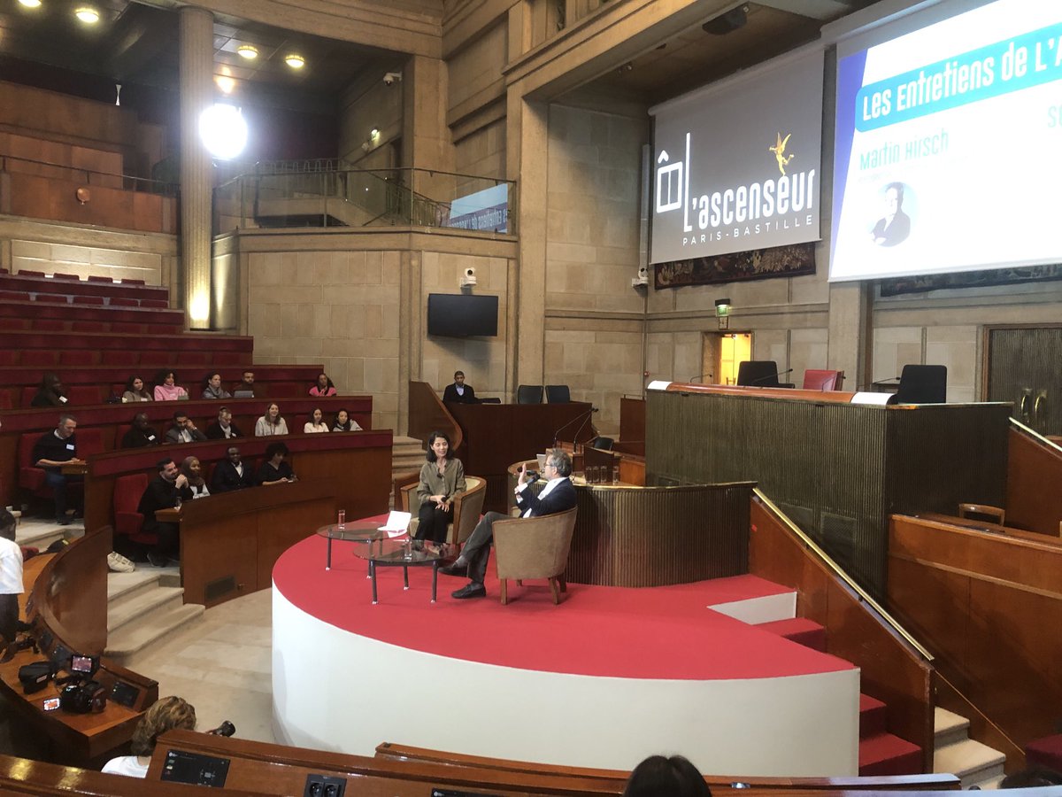 On est dans l’hémicycle du⁦@lecese⁩ ce matin pour mettre en lumière les incroyables parcours des jeunes passé.es par les assos de ⁦@LAscenseur_⁩ On les appelle la #generationascenseur qui compte déjà plus de 500.000 jeunes des quartiers populaires ! 🙌🏼