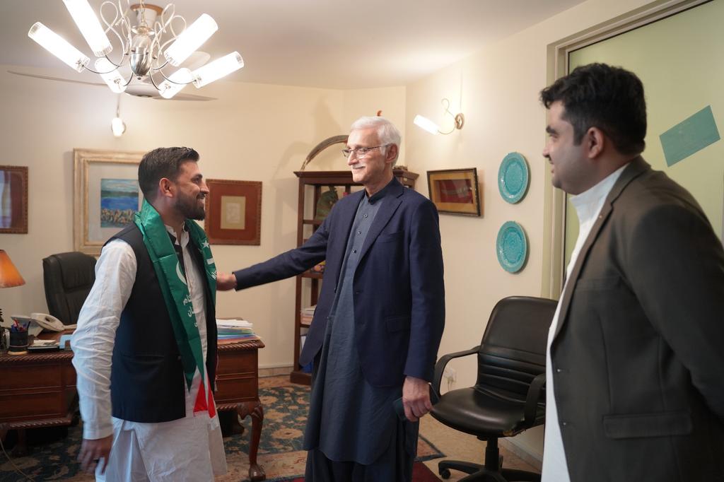 jalalsherazi's tweet image. آج میرے لئے بہت جذباتی دن ہے۔
مجھے اپنے ہیرو اور mentor جہانگیر خان ترین سے ملاقات کا موقع ملا!
آج میں نے بھی باقاعدہ استحکام پاکستان پارٹی میں شمولیت اختیار کی ہے، انشااللہ جلد خیبر پختونخواہ سے ہزاروں نوجوانوں کی شمولیت کروائیں گے۔
