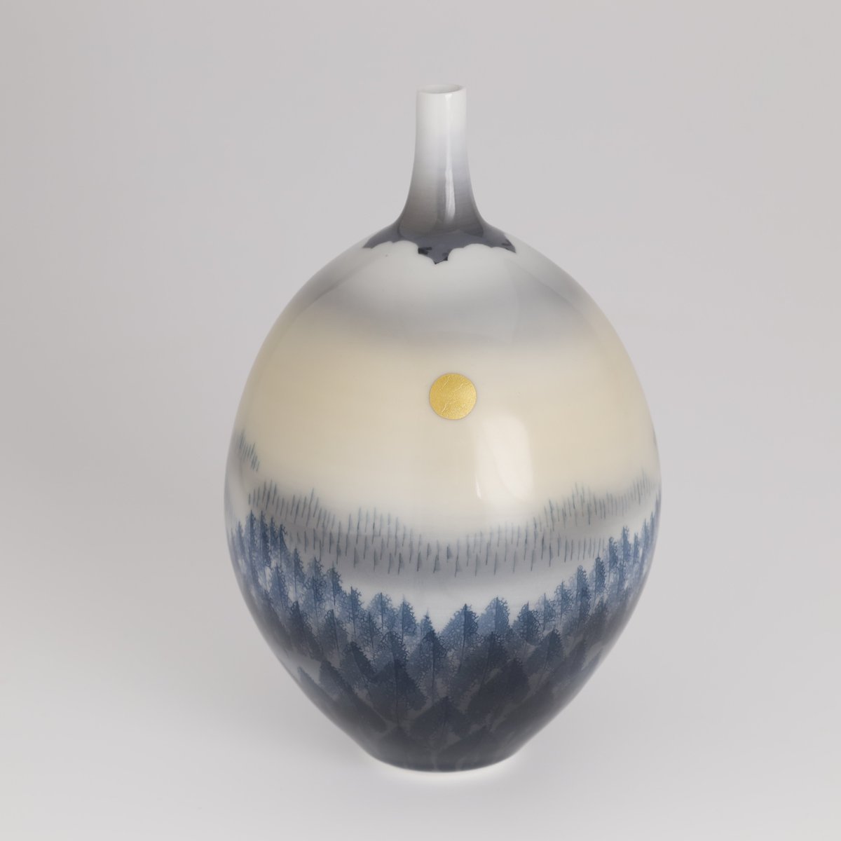 Discover the artistry of Fujii Shumei (1936-2017) in this exquisite Arita porcelain vase. A serene lunar landscape graces the oval form, adorned with hand-painted trees and a golden moon. Signed by the master artist. 🌕 Link: t.ly/Oo_3O
🎨 #JapanesePorcelain #Arita