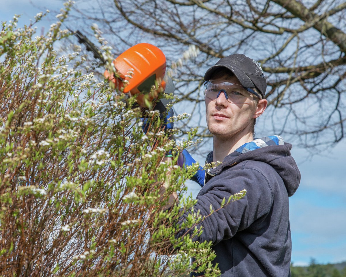 Protégez vos yeux, vos oreilles et vos mains lorsque vous faites du #Jardinage. Voici des conseils qui vous permettront de travailler en toute #sécurité:

suva.ch/fr-ch/autoport…