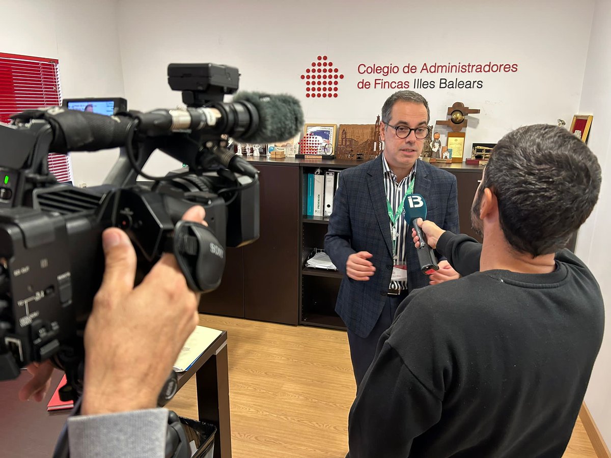 <a href="/CAFBALEARES/">CAFBAL</a> <a href="/IB3/">IB3</a> 

Atenem els companys d’ @informatiusib3 que s’han interessat per allò que estam abordant a les jorndes de formació Pau Bonet. Gràcies!