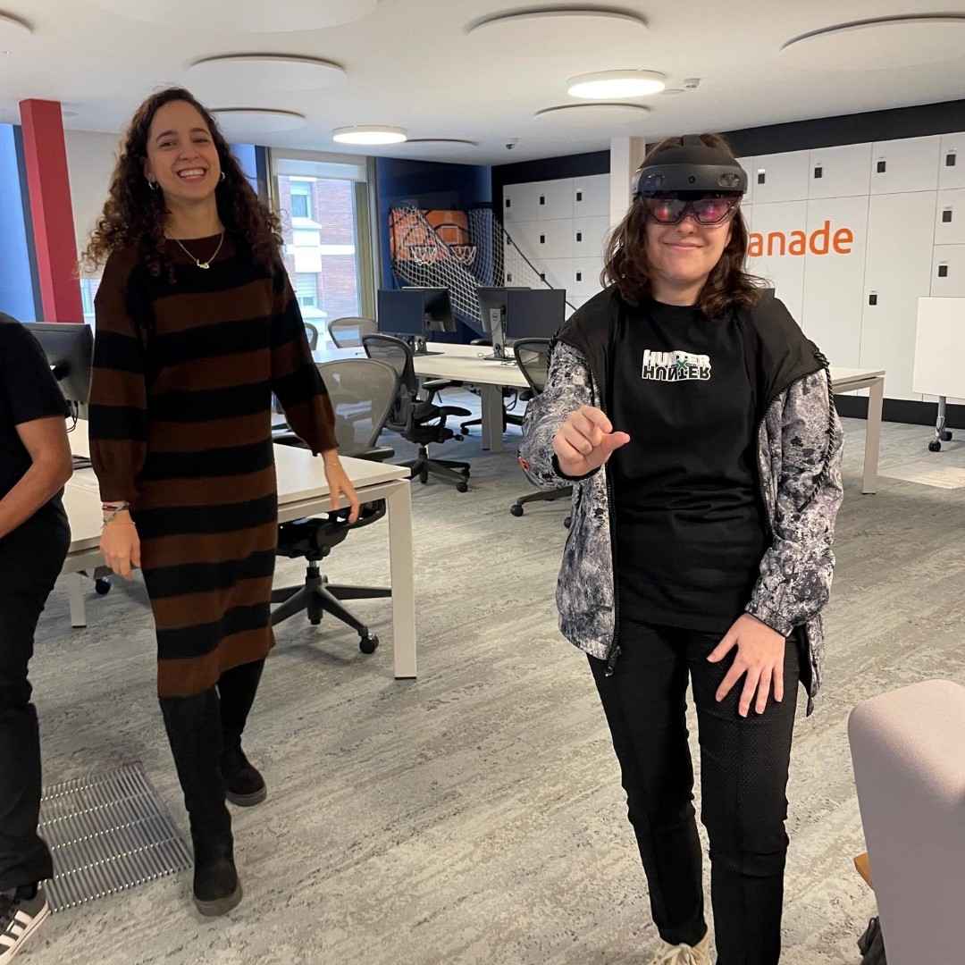 LaSalleBCN's tweet photo. 💥🔝 Els nostres futurs enginyers multimèdia van viure una experiència única a @AvanadeSpain! Amb les @HoloLens, un dels productes bandera de @Microsoft, van experimentar la immersió total, fusionant òptica i sensors d'avantguarda per oferir hologrames 3D.
#BeAnEngineer https://t.co/SRSF5Z5Clu