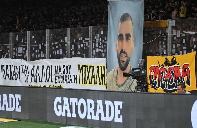 ultras1899_'s tweet image. Athènes : dans le cadre de l’enquête lancée après la mort de Michalis Katsouris, la police a arrêté un homme, un ultra de l'#AEK, et poursuit son enquête sur une possible implication dans l'agression et/ou le décès du #Michalis en août.