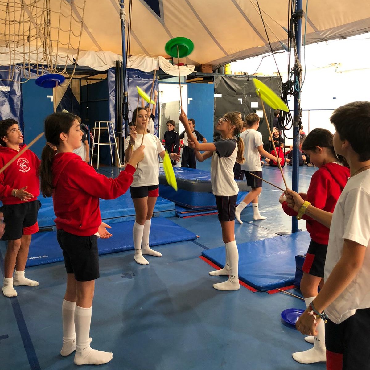 cscchamartin's tweet photo. Los alumnos de sexto han disfrutado de una salida de educación física muy especial: una Escuela de Circo🎪. 
Han vivenciado actividades de : 🤹‍♂️malabares, equilibrios, aéreos, plato chino, saltos con trampolín…
#SoyTodoOídos #somosFESB https://t.co/hgoiRtHMrV