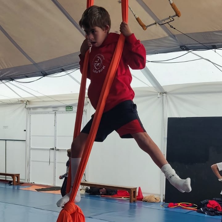 cscchamartin's tweet photo. Los alumnos de sexto han disfrutado de una salida de educación física muy especial: una Escuela de Circo🎪. 
Han vivenciado actividades de : 🤹‍♂️malabares, equilibrios, aéreos, plato chino, saltos con trampolín…
#SoyTodoOídos #somosFESB https://t.co/hgoiRtHMrV