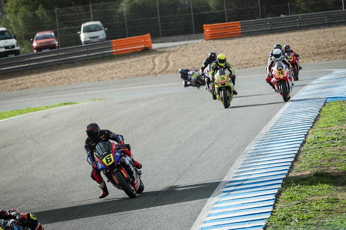 Cuando se unen el talento y un escenario como el Circuito de Jerez el resultado sólo puede ser inmejorable, como el de esta imagen de la última carrera del año. 😍😍

#YamahaR1Cup