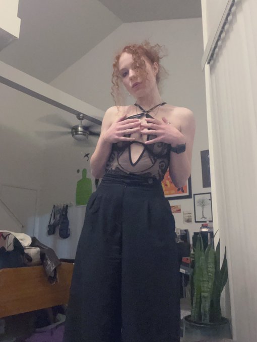 The pants are hoe-made. By me. I&rsquo;m the hoe. https://t.co/5Ow64hHL9Z