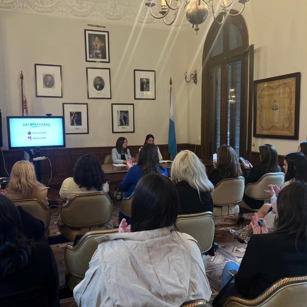 carinafer2's tweet photo. En el día de ayer acompañamos la creación de @entrelazadaspn  firmando su acta fundacional.
Celebro plenamente la inquietud por avanzar y capacitarse en la búsqueda del crecimiento .
Que la sororidad sea la base del avance es esencial.
Más mujeres, mejor democracia 👏👏👏 https://t.co/GfkbG1yUe9