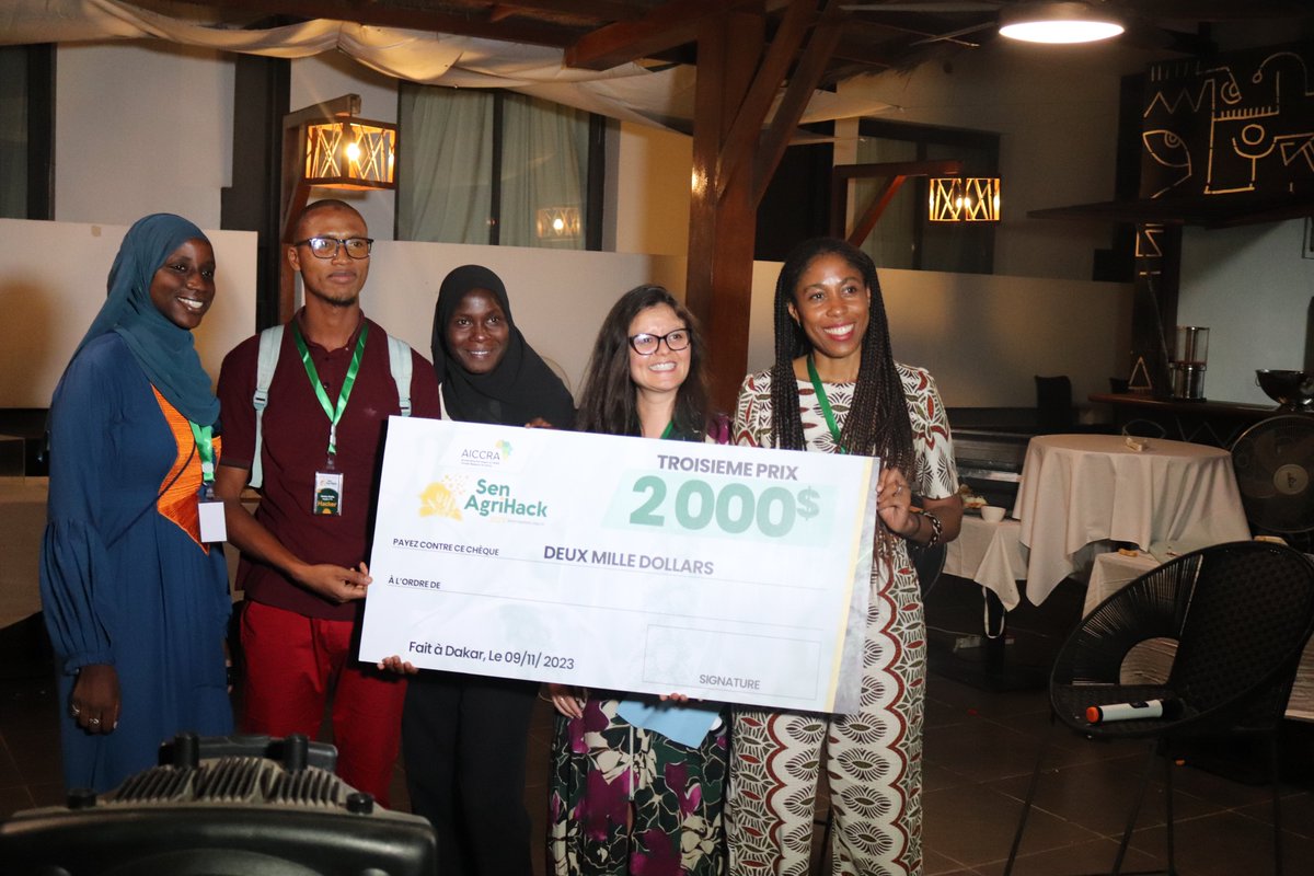 #SenAgriHack2023, voici les lauréats de la 1ère édition. Le premier prix revient à des jeunes étudiantes de l'#ENSA avec leur projet "Aar Sunu Soblé" qui ambitionne de mettre en place des sacs à base de fibre de coton et de mil pour une conservation longue durée de l’oignon.