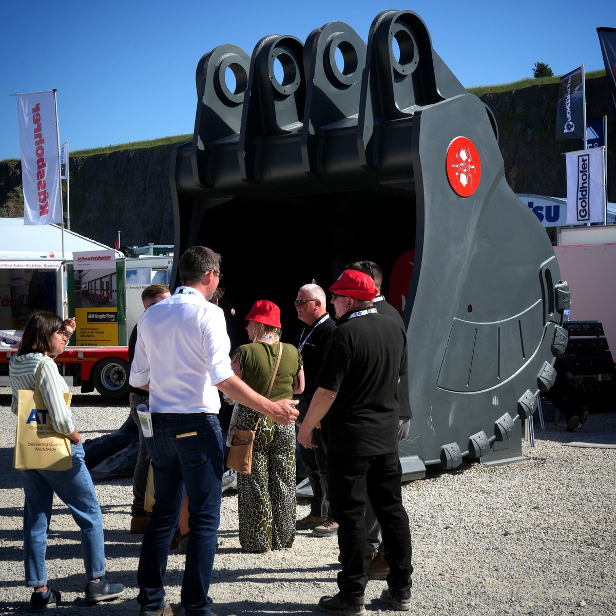 Sometimes the scale of Hillhead is astounding! Here's <a href="/Hsmbuckets/">HSM</a> making  their stands' visitors look tiny 😄
Come and see all the BIG STUFF at #Hillhead2024 next year, 25-27 June!
Keep up-to-date with all the show news at hillhead.com