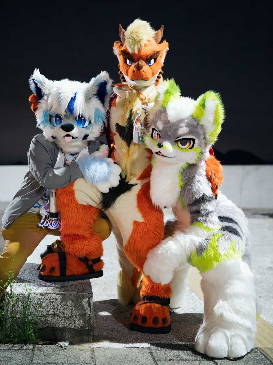 你要一起嗎？😉

🧵<a href="/MofuMofuFursuit/">mofumofufursuitstudio</a> 
📷@FangSladeDrum 
#FursuitFriday #Infurnity2023