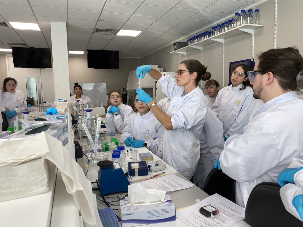 SWilliamslab_OX's tweet photo. Another cracking day of hands-on learning!🔬Special thanks to Prof. @DrSAWilliams and our helpers @nilay_ksc @JanetHCKwan for guiding our MSc students through the intricacies of IHC techniques. Stay tuned for more highlights from this week’s practical! @Ox_wrh @Ox_MSc_ClinEmb https://t.co/hHScw7Cax9
