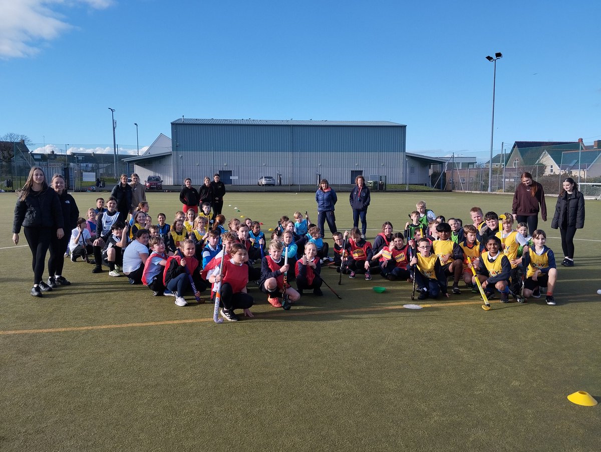 Bore arbennig o hoci. Diolch i ddisgyblion <a href="/YsgolUwchTywyn/">Ysgol Uwchradd Tywyn</a> a <a href="/DysynniHockey/">Dysynni Hockey Club</a> am helpu. Cofiwch bod croeso i bawb fynd i'r clwb hoci bob nos Iau am 5.00 <a href="/HockeyWales/">Hoci Cymru</a>