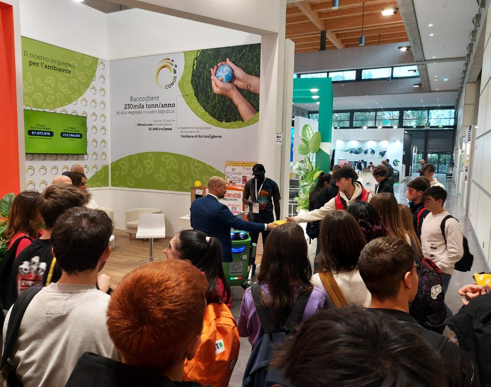 ConoeConsorzio's tweet photo. 📌 Si è chiusa l'edizione 2023 di @Ecomondo!
♻️ 4 giornate di lavoro intense, ricche di eventi e progetti entusiasmanti con al centro il tema a noi più caro: l'#EconomiaCircolare
📍 All'interno del nostro stand è andato oggi in scena l'ultimo evento firmato #CONOE: "La sostenibilità parte dai banchi di scuola", un progetto di formazione e sensibilizzazione ambientale dedicato ai più giovani.
📚 L'educazione ambientale è per noi la chiave per un pianeta sempre più sostenibile e con un impatto ambientale sempre minore.
🤖 Nel corso dell'evento, inoltre, i ragazzi hanno avuto l'opportunità di incontrare "#Robidone", il robot esperto di economia circolare e #Sostenibilità ambientale. Questo amico hi-tech insegna ai ragazzi come adottare comportamenti sostenibili, incoraggiando al riciclo e a pratiche ecologiche.
👏🏻 Grazie a tutti coloro che sono venuti a trovarci in questi giorni nel nostro Stand e chi ci ha seguito da remoto. A presto per tanti nuovi progetti sostenibili firmati CONOE.
#Ecomondo #Ecomondo2023